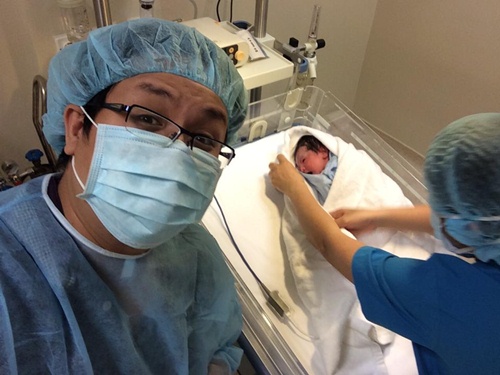 Con gái Gia Bảo vừa ra đời đã được anh hạnh phúc khoe với mọi người