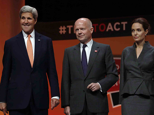 Angelina Jolie (phải) cùng Ngoại trưởng Mỹ John Kerry và Ngoại trưởng Anh William Hague tại Hội nghị thượng đỉnh Quốc tế Chống bạo lực tình dục tại London. Nguồn: Reuters.