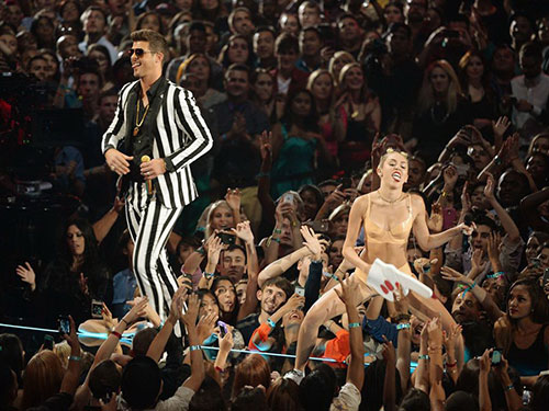 Tiết mục bị chỉ trích của Miley Cyrus và Robin Thicke trên sân khấu MTV VMAs 2013 Nguồn: MIRROR