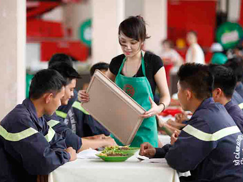 Minh Nhật đang phục vụ bữa trưa cho các chiến sĩ cứu hỏa Ảnh: BHD