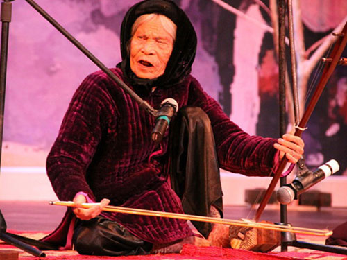 Nghệ nhân hát xẩm Hà Thị Cầu đã qua đời tháng 3-2013, gần một năm rưỡi trước khi nghị định xét tặng danh hiệu NNND ra đời Ảnh: HOÀNG NGUYÊN