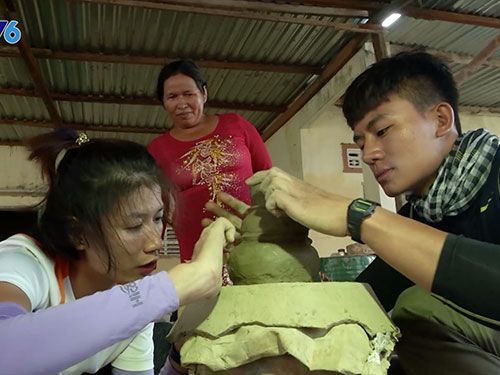Đội Cam ở thử thách làm gốm Ảnh: ÂN NGUYỄN Đội Cam ở thử thách làm gốm Ảnh: ÂN NGUYỄN