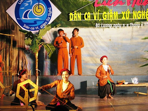 Sân khấu liên hoan dân ca của địa phương tổ chức ghi “Liên hoan Dân ca ví, giặm xứ Nghệ” Ảnh: INTERNET
