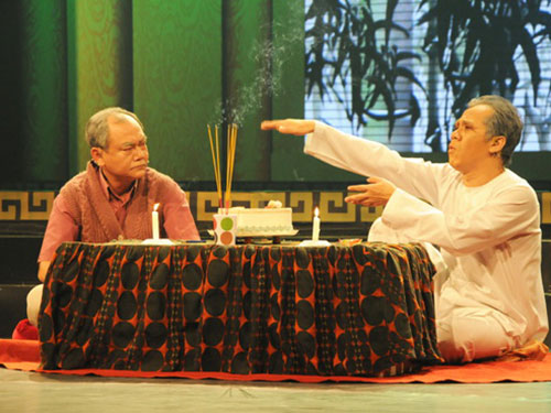 NSƯT Thành Lộc (phải) trong vai ông Tư trong vở Dạ cổ hoài lang  Ảnh: Thanh Hiệp
