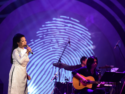 Khánh Ly trình diễn trong liveshow của mình tại Hà Nội Khánh Ly trình diễn trong liveshow của mình tại Hà Nội