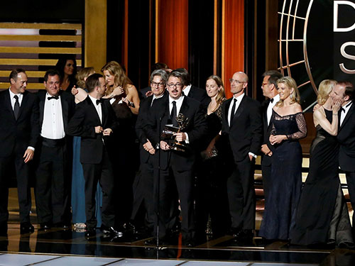Nhà sản xuất Vince Gilligan và ê-kíp làm phim Breaking Bad nhận giải Phim truyền hình chính kịch xuất sắc nhất. Ảnh: Reuters Nhà sản xuất Vince Gilligan và ê-kíp làm phim Breaking Bad nhận giải Phim truyền hình chính kịch xuất sắc nhất. Ảnh: Reuters