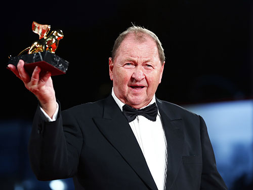 Đạo diễn người Thụy Điển Roy Andersson nhận giải Sư tử vàng cho phim hay nhất tại LHP Venice lần thứ 71. Nguồn: Reuters