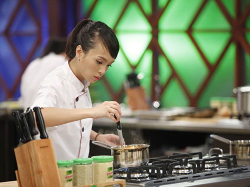Hoàng Minh Nhật trổ tài nấu nướng tại cuộc thi Vua đầu bếp mùa thứ hai  				             (Ảnh do chương trình cung cấp)