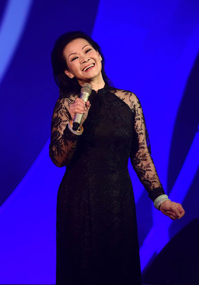 Khánh Ly trình diễn trong live show tại Hà Nội Khánh Ly trình diễn trong live show tại Hà Nội