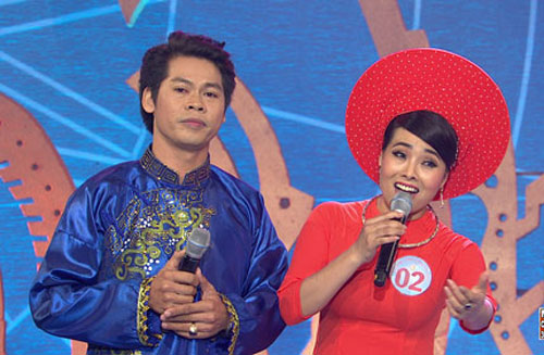 Thí sinh Nguyễn Thị Lý song ca với nghệ sĩ Võ Thành Phê. (Ảnh do ban tổ chức cung cấp) Thí sinh Nguyễn Thị Lý song ca với nghệ sĩ Võ Thành Phê. (Ảnh do ban tổ chức cung cấp)