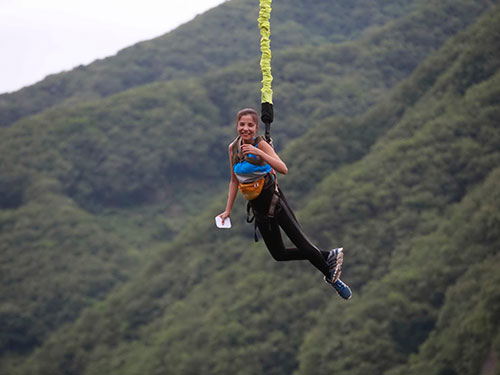 Thử thách nhảy Bungee giúp các đội vượt qua nỗi sợ hãi của bản thân Ảnh: BHD Thử thách nhảy Bungee giúp các đội vượt qua nỗi sợ hãi của bản thân Ảnh: BHD