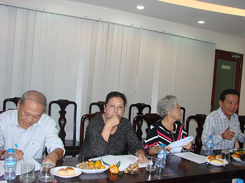Từ trái qua: Nhạc sĩ Nguyễn Ngọc Thiện, biên kịch Dương Cẩm Thúy, đạo diễn - NSƯT Ca Lê Hồng, đạo diễn Võ Trọng Nam