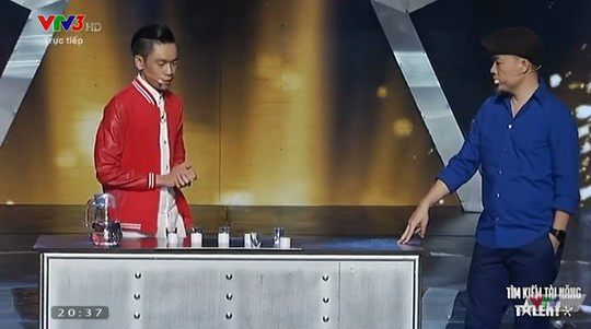 Trước khi tiến hành màn trình diễn, Tấn Phát nhắc đi nhắc lại rằng đây là một tiết mục nguy hiểm, thậm chí có người đã mất mạng vì những tiết mục tương tự.