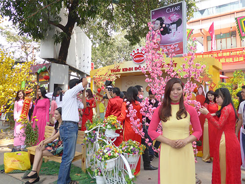 Nhiều người chọn áo dài làm trang phục du xuân dù chẳng ai quy định hay bắt buộc. Trong ảnh: Phố ông đồ Tết Ất Mùi Nhiều người chọn áo dài làm trang phục du xuân dù chẳng ai quy định hay bắt buộc. Trong ảnh: Phố ông đồ Tết Ất Mùi