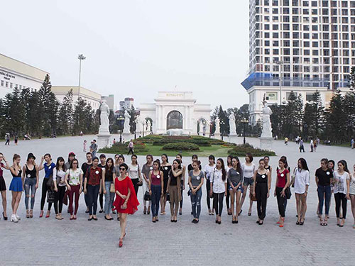 Xuân Lan luyện tập với các người mẫu tham gia chương trình. (Ảnh do chương trình cung cấp)