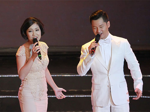 Hai ca sĩ Thanh Thúy, Đức Tuấn thể hiện ca khúc Khát vọng trong lễ trao Giải Mai Vàng lần thứ 20-2014 Ảnh: Hoàng Triều Hai ca sĩ Thanh Thúy, Đức Tuấn thể hiện ca khúc Khát vọng trong lễ trao Giải Mai Vàng lần thứ 20-2014 Ảnh: Hoàng Triều