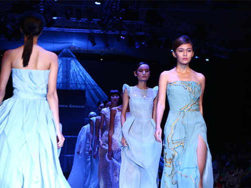 Các người mẫu trình diễn trong chương trình thời trang Vietnam International Fashion Week 2014Ảnh: Leon Trần
