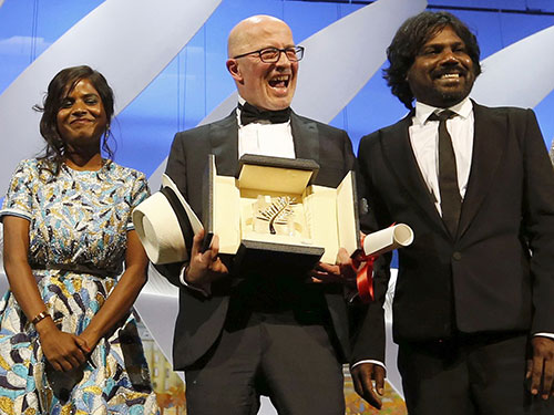 Jacques Audiard (giữa) và nữ diễn viên Kalieaswari Srinivasan cùng nam diễn viên Jesuthasan Antonythasan nhận giải Cành cọ vàng tại LHP Cannes lần thứ 68 Ảnh: REUTERS