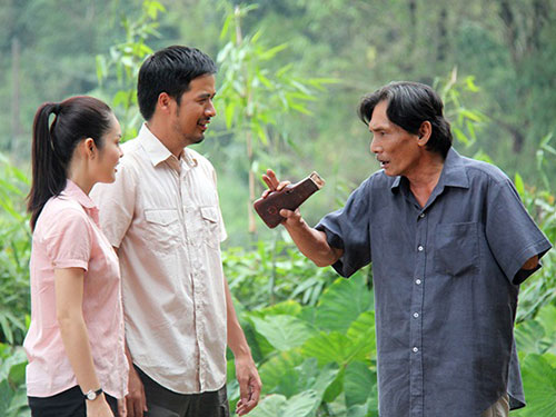 Tạo hình nhân vật cụt tay của Thương Tín trong phim “Hận thù hóa giải” đang phát sóng trên VTV1. (Ảnh do đoàn phim cung cấp) Tạo hình nhân vật cụt tay của Thương Tín trong phim “Hận thù hóa giải” đang phát sóng trên VTV1. (Ảnh do đoàn phim cung cấp)