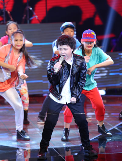 Bé Hoàng Anh trình diễn như ca sĩ chuyên nghiệp trong “Giọng hát Việt nhí 2014”.
(Ảnh do chương trình cung cấp) Bé Hoàng Anh trình diễn như ca sĩ chuyên nghiệp trong “Giọng hát Việt nhí 2014”.
(Ảnh do chương trình cung cấp)