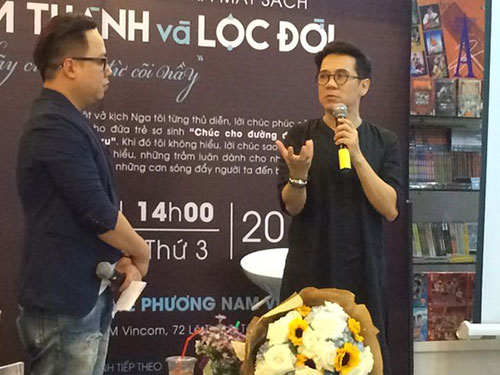 NSƯT Thành Lộc giao lưu với bạn đọc trong buổi ra mắt tự truyện Tâm thành và Lộc đời NSƯT Thành Lộc giao lưu với bạn đọc trong buổi ra mắt tự truyện Tâm thành và Lộc đời