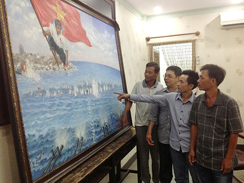 Các đồng đội chiến đấu ở trận chiến Gạc Ma năm xưa bên bức tranh “Gạc Ma - vòng tròn bất tử”. (Ảnh do ban tổ chức cung cấp)