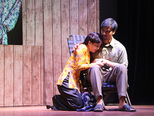 Cảnh trong vở “Bao giờ sông cạn” Ảnh: PHẠM NHẬT HUY Cảnh trong vở “Bao giờ sông cạn” Ảnh: PHẠM NHẬT HUY