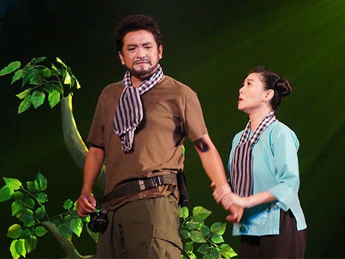Vì chưa thể áp dụng hệ thống kỹ thuật và trang trí tại nhà hát mới nên vở Chiến binh đã được tổ chức biểu diễn phúc khảo tại rạp Thủ Đô ngày 12-4 Vì chưa thể áp dụng hệ thống kỹ thuật và trang trí tại nhà hát mới nên vở Chiến binh đã được tổ chức biểu diễn phúc khảo tại rạp Thủ Đô ngày 12-4