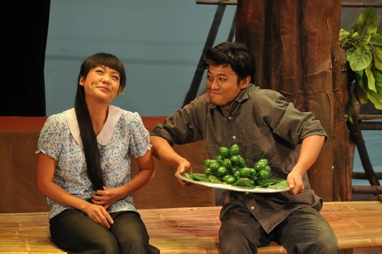 Quý Bình và Hồng Ánh trong vở “Sông dài” trên Sân khấu Kịch Hoàng Thái Thanh. (Ảnh do nghệ sĩ cung cấp) Quý Bình và Hồng Ánh trong vở “Sông dài” trên Sân khấu Kịch Hoàng Thái Thanh. (Ảnh do nghệ sĩ cung cấp)