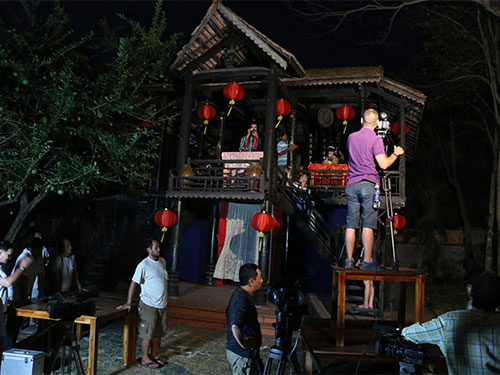 Một cảnh quay đêm của đoàn làm phim cải lương Ảnh: Minh Hoàng