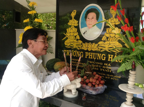 NSƯT Nam Hùng bên ngôi mộ mẹ nuôi - cố NSND Phùng Há