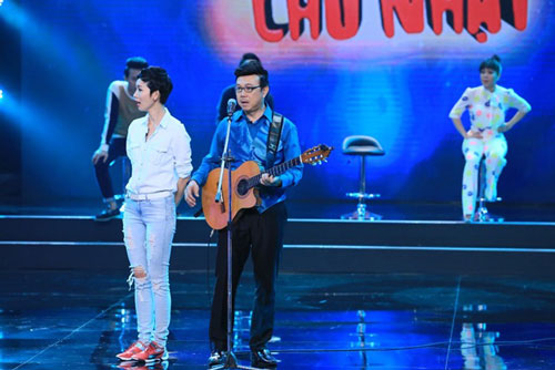 Tiết mục trình diễn nhạc chế của Chí Tài trong “Bí mật đêm chủ nhật” Ảnh: LÊ NHÂN Tiết mục trình diễn nhạc chế của Chí Tài trong “Bí mật đêm chủ nhật” Ảnh: LÊ NHÂN