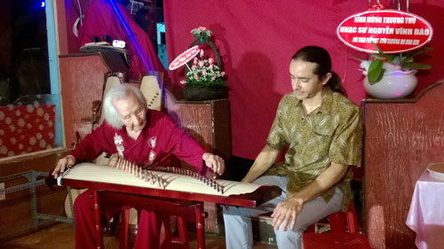 Nhạc sư Nguyễn Vĩnh Bảo hướng dẫn học trò nước ngoài học đàn tranh                                                                                 Ảnh: LÊ HỒNG PHƯỚC