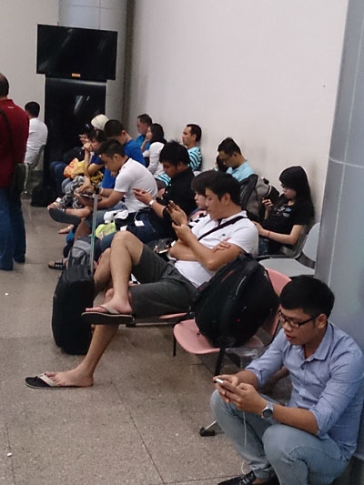 Đọc mọi lúc mọi nơi qua thiết bị di động đã trở thành trào lưu phổ biến Ảnh: QUANG HUY