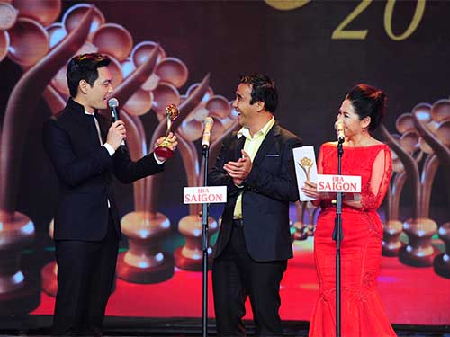 Quỳnh Hương và Quyền Linh trao tượng Mai Vàng hạng mục Người dẫn chương trình được yêu thích nhất