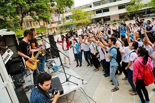 Tour diễn của Phạm Anh Khoa nhằm thu hút khán giả đến với live concert ngày 13-5 Ảnh: CAO MINH MẪN