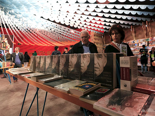 Một gian hàng trưng bày sách về đại văn hào Gabriel Garcia Marquez tại hội chợ sách quốc tế Bogota 2015. Nguồn: Reuters Một gian hàng trưng bày sách về đại văn hào Gabriel Garcia Marquez tại hội chợ sách quốc tế Bogota 2015. Nguồn: Reuters