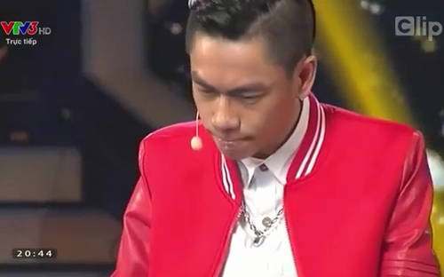 Tấn Phát sau khi uống nhầm a-xít trong chương trình Vietnam Got Talent. Ảnh cắt từ video
