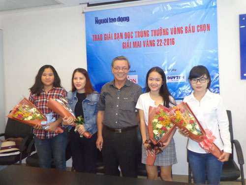 Trao giải bạn đọc trúng thưởng bầu chọn Giải Mai Vàng 2016 - Ảnh 1. Trao giải bạn đọc trúng thưởng bầu chọn Giải Mai Vàng 2016 - Ảnh 1.