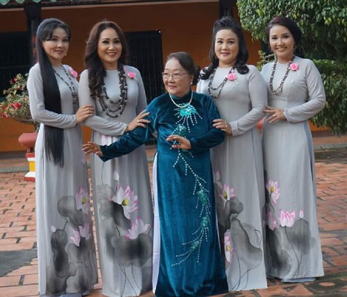 Giải Mai Vàng 25 năm: Thanh Hằng, Thanh Ngân và 3 tượng Mai Vàng - Ảnh 3. Giải Mai Vàng 25 năm: Thanh Hằng, Thanh Ngân và 3 tượng Mai Vàng - Ảnh 3.