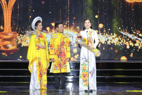 Vợ chồng Lâm Vỹ Dạ lao vào vòng tay fan mừng Mai Vàng - Ảnh 3.