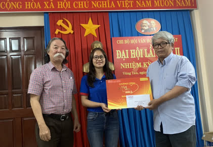 Mai Vàng nhân ái thăm nhạc sĩ Hoài Nhơn - Ảnh 1. Mai Vàng nhân ái thăm nhạc sĩ Hoài Nhơn - Ảnh 1.