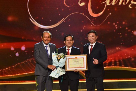 Bộ Văn hóa, Thể thao và Du lịch tặng bằng khen cho chương trình Mai Vàng nhân ái - Ảnh 1. Bộ Văn hóa, Thể thao và Du lịch tặng bằng khen cho chương trình Mai Vàng nhân ái - Ảnh 1.