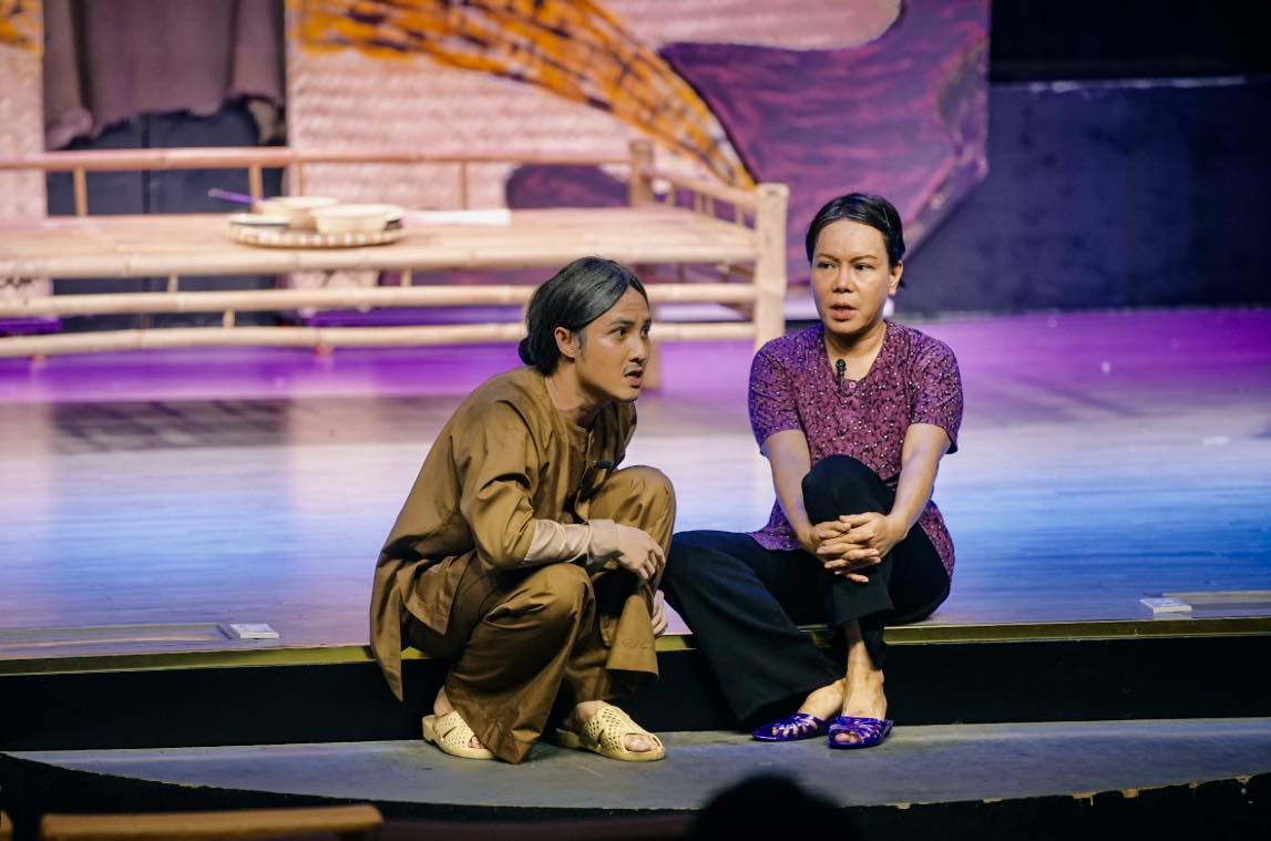 Huỳnh Lập và chú Ba trong vở "Mẹ hát rong"- Ảnh 1. Huỳnh Lập và chú Ba trong vở "Mẹ hát rong"- Ảnh 1.