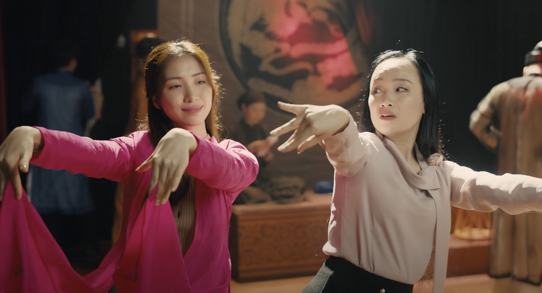 "Thị Mầu" (Sáng tác: Nguyễn Hoàng Phong , đạo diễn: Nhu Đặng, thể hiện: Hòa Minzy)- Ảnh 1.