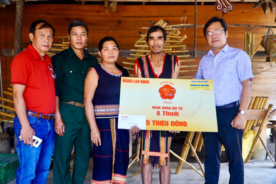 "Mai Vàng tri ân" thăm 2 văn nghệ sĩ ở Tây Nguyên- Ảnh 1. "Mai Vàng tri ân" thăm 2 văn nghệ sĩ ở Tây Nguyên- Ảnh 1.