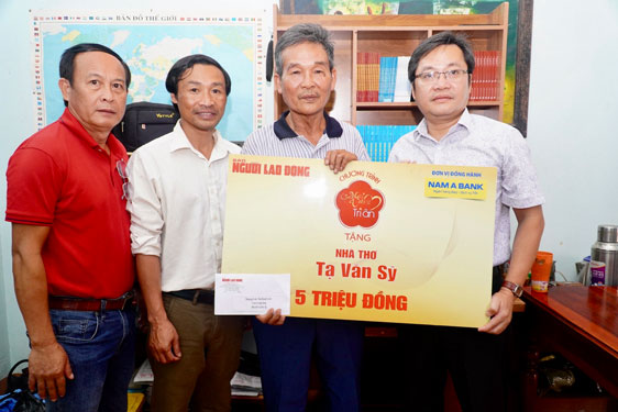 Nghệ nhân A Thuih (thứ 2 từ phải sang, ảnh 1) và nhà thơ Tạ Văn Sỹ (ảnh 2) nhận quà của chương trình “Mai Vàng tri ân” ngày 5-4Ảnh: QUỐC THẮNG Nghệ nhân A Thuih (thứ 2 từ phải sang, ảnh 1) và nhà thơ Tạ Văn Sỹ (ảnh 2) nhận quà của chương trình “Mai Vàng tri ân” ngày 5-4Ảnh: QUỐC THẮNG