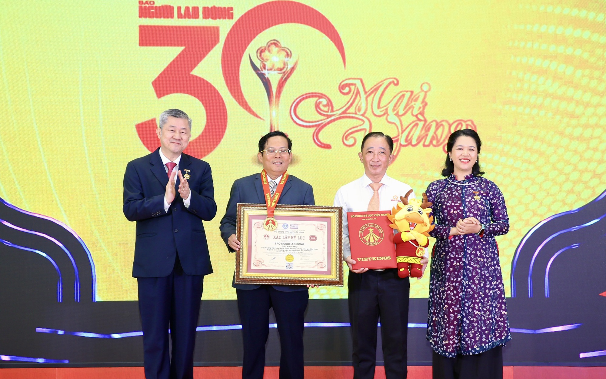 Kỷ niệm 30 năm Giải Mai Vàng và Lễ trao Giải Mai Vàng: Hứa hẹn giàu cảm xúc, ấn tượng- Ảnh 2. Giải Mai Vàng xác lập kỷ lục Việt Nam