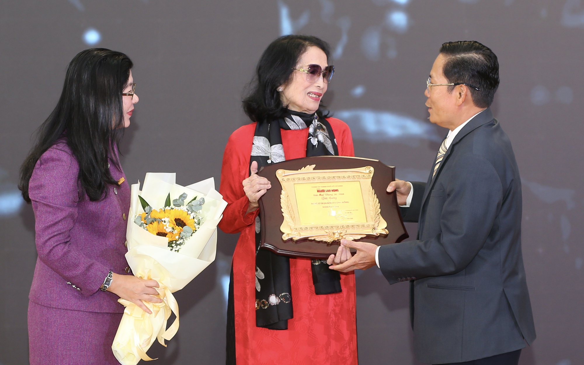 Kỷ niệm 30 năm Giải Mai Vàng và Lễ trao Giải Mai Vàng: Hứa hẹn giàu cảm xúc, ấn tượng- Ảnh 4. NSND Trà Giang nhận giải thưởng