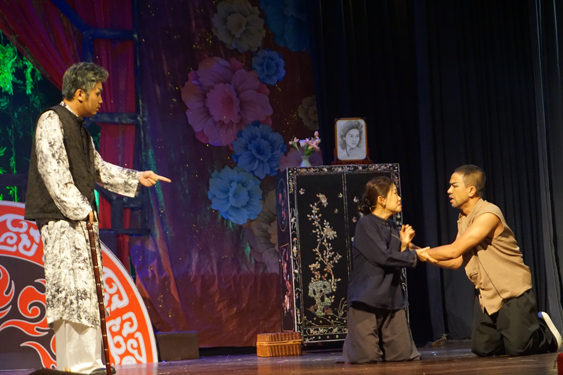 Giải Mai Vàng - Đề cử hạng mục "Vở diễn sân khấu": Dàn dựng thông minh, tiết tấu sinh động - Ảnh 4.